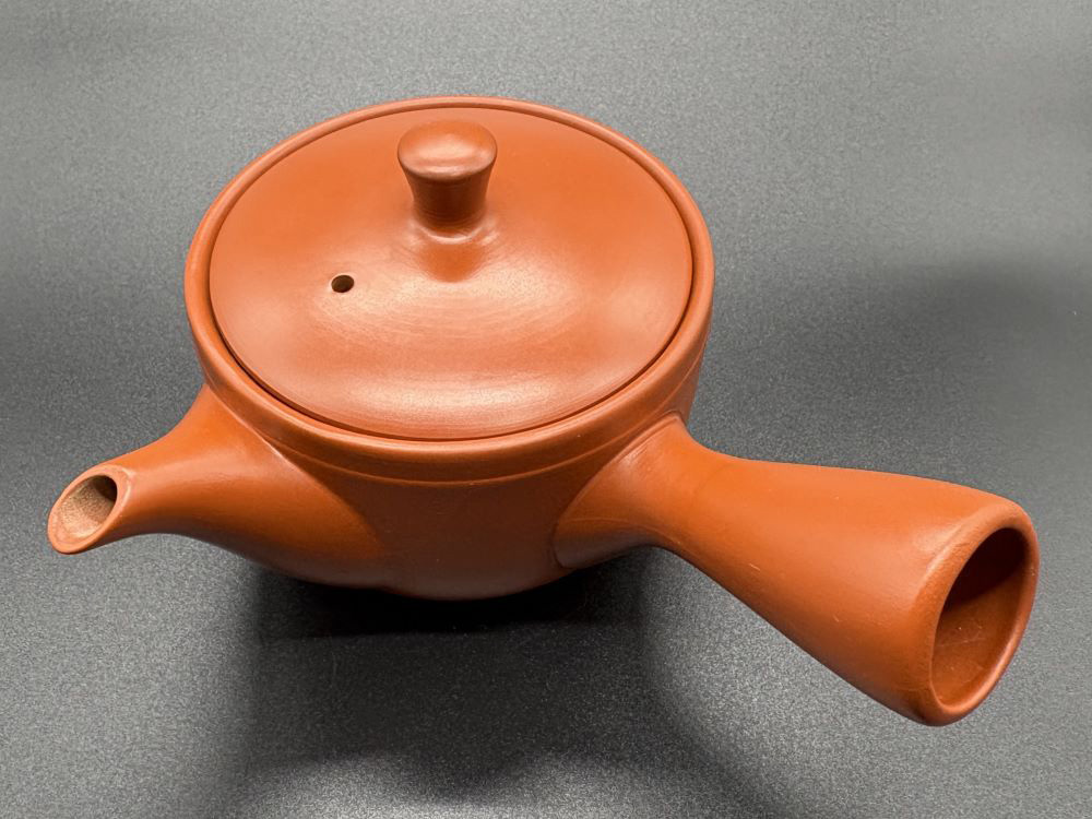 写真:H氏が愛用する小ぶりな朱泥の常滑焼急須