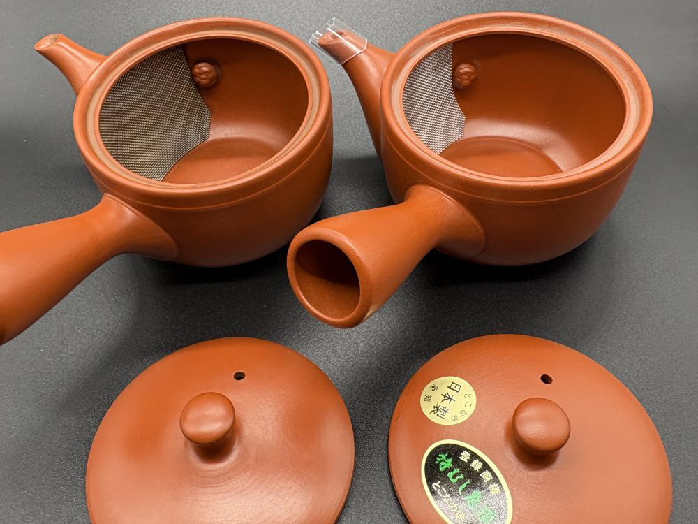 写真:H氏が愛用する朱泥の常滑焼急須の内側と茶こし