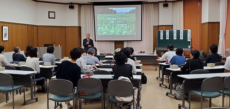 写真：スタッフ研修会の様子