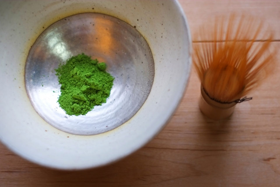 写真：抹茶と茶筅