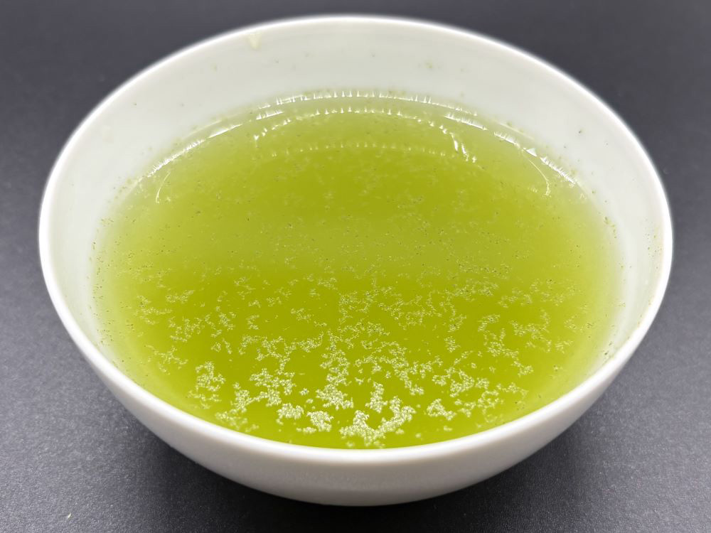 写真:お茶の表面に浮かぶホコリのようなもの