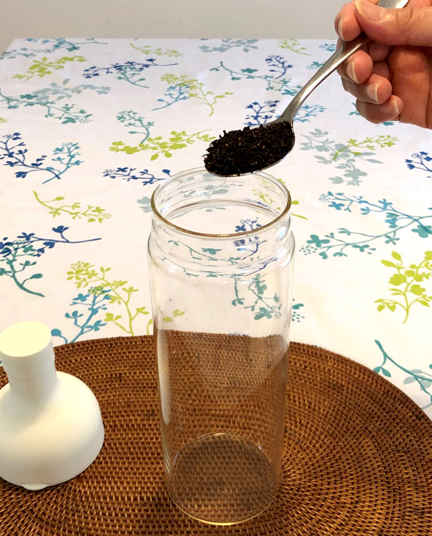 写真：水出し専用ボトルに茶葉を入れる様子