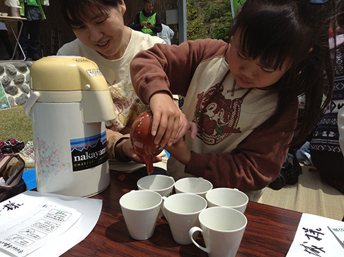 写真：茶を淹れる様子