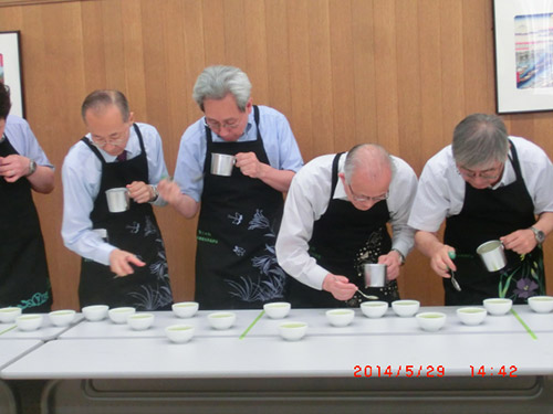 写真：真剣に審査中