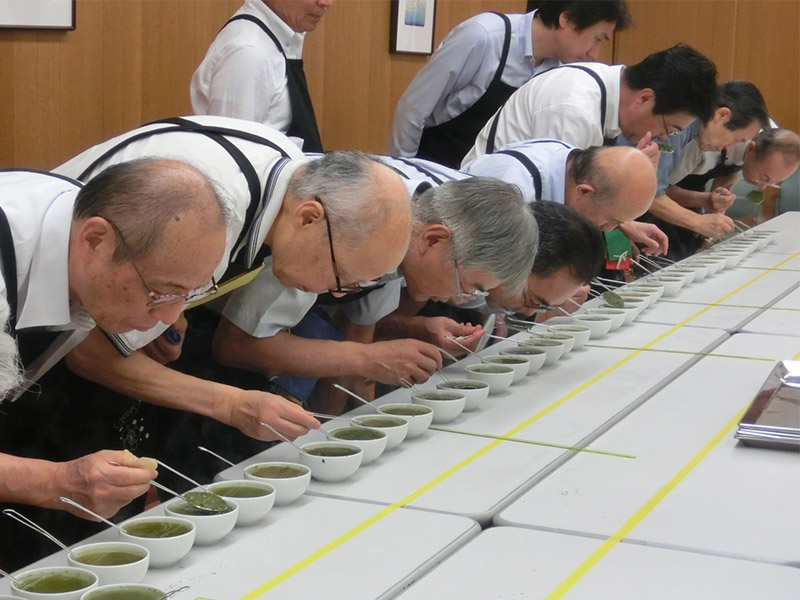 写真：審査中に香りを嗅ぐ様子