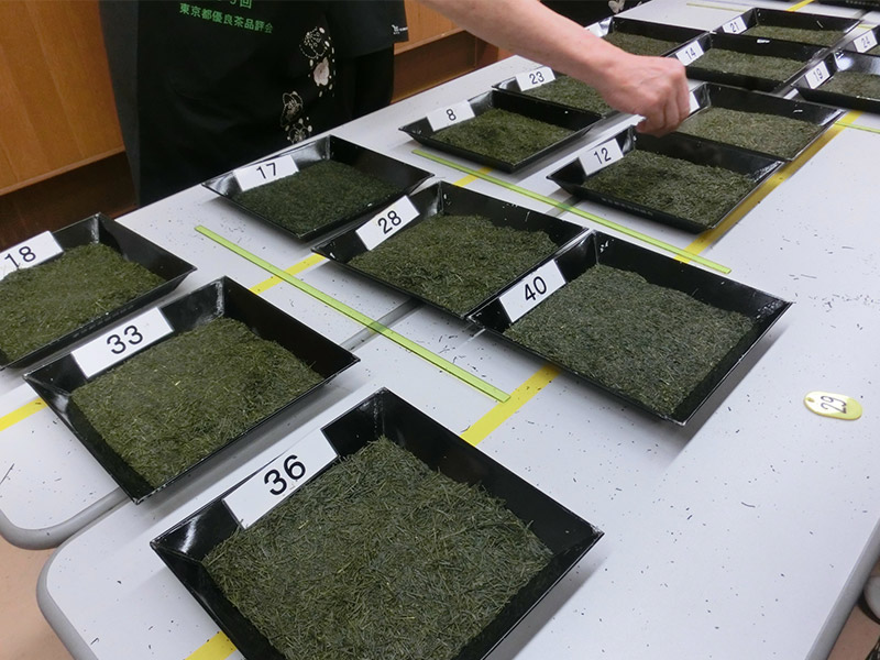 写真：拝見盆上の茶葉