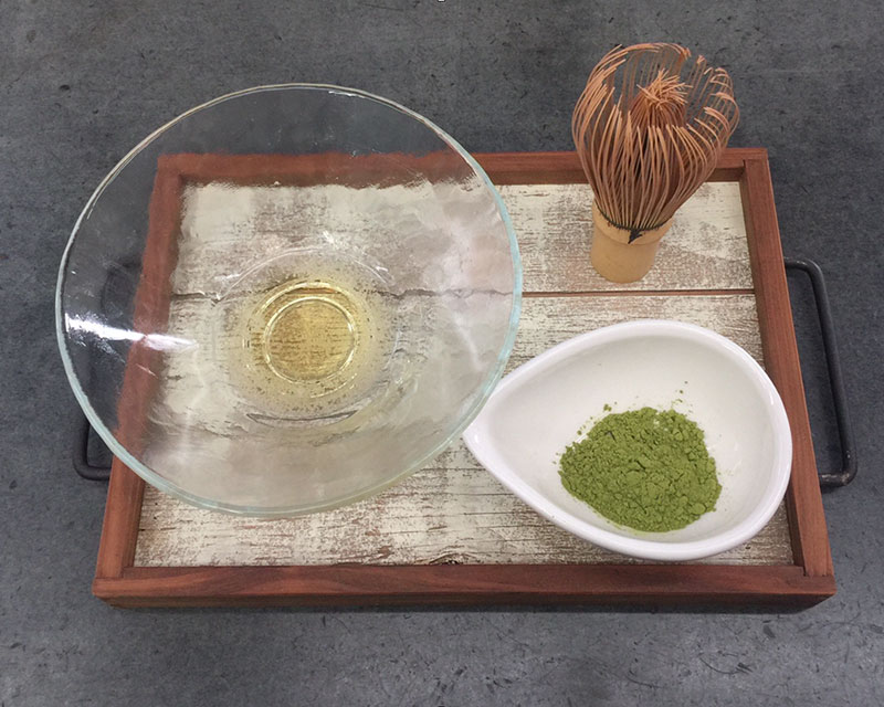 写真：茶碗にビールを入れた様子