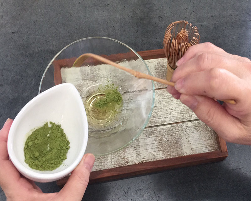 写真：抹茶を入れた様子