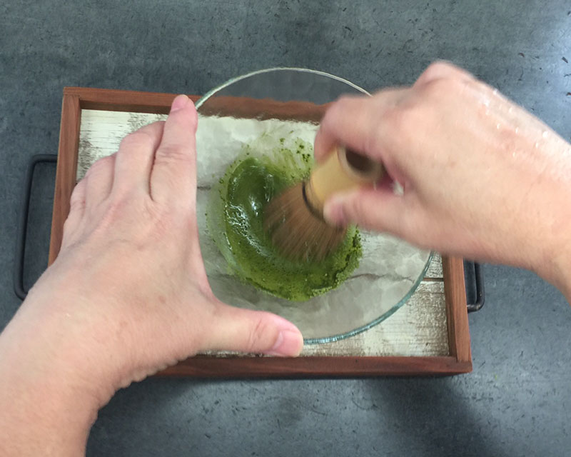 写真：茶筅でかき混ぜる様子