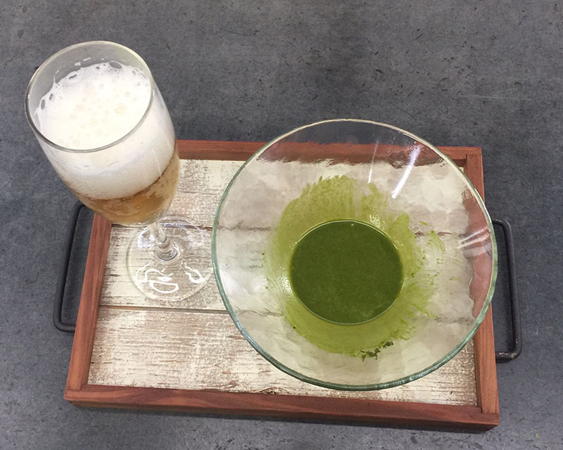 写真：グラスにビールを注ぐ様子