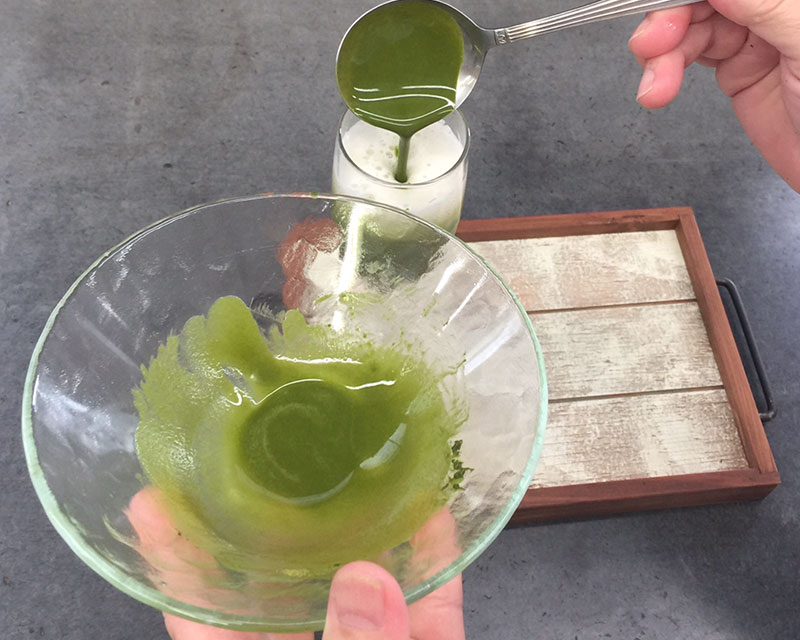 写真：お茶を垂らして入れる様子