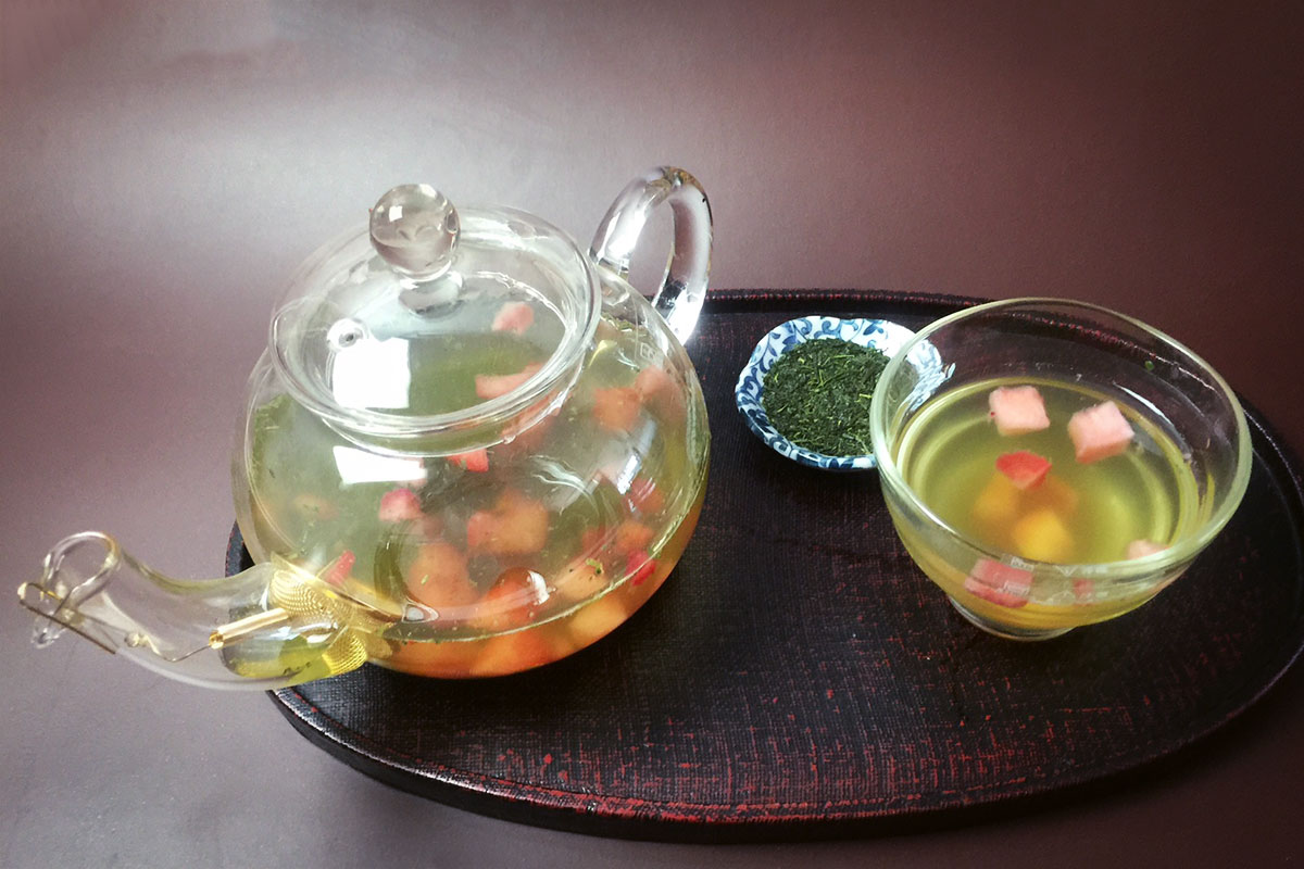 写真：透明急須に入ったフルーツティ