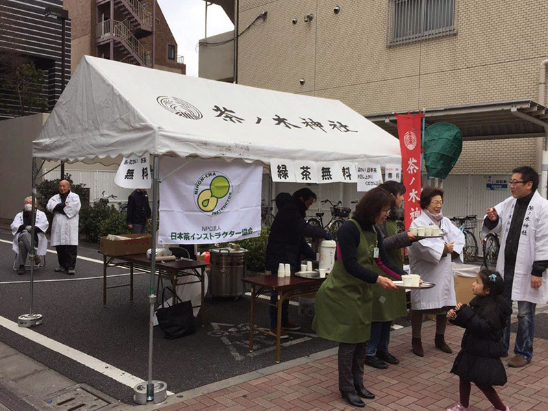 写真：お茶を配るスタッフ