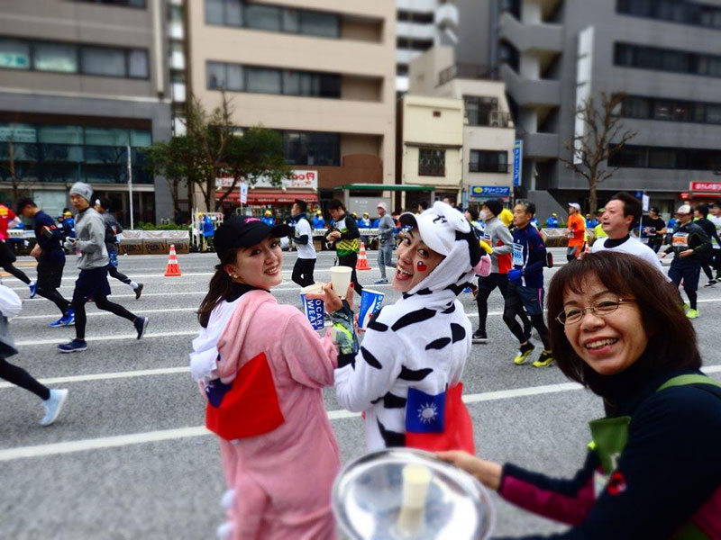 写真：笑顔のランナーとスタッフ