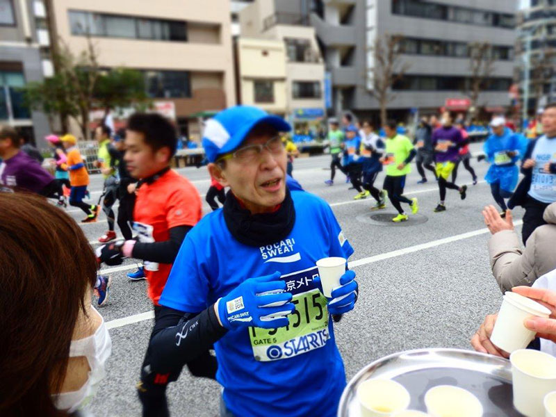 写真：美味しそうにお茶を飲むランナー