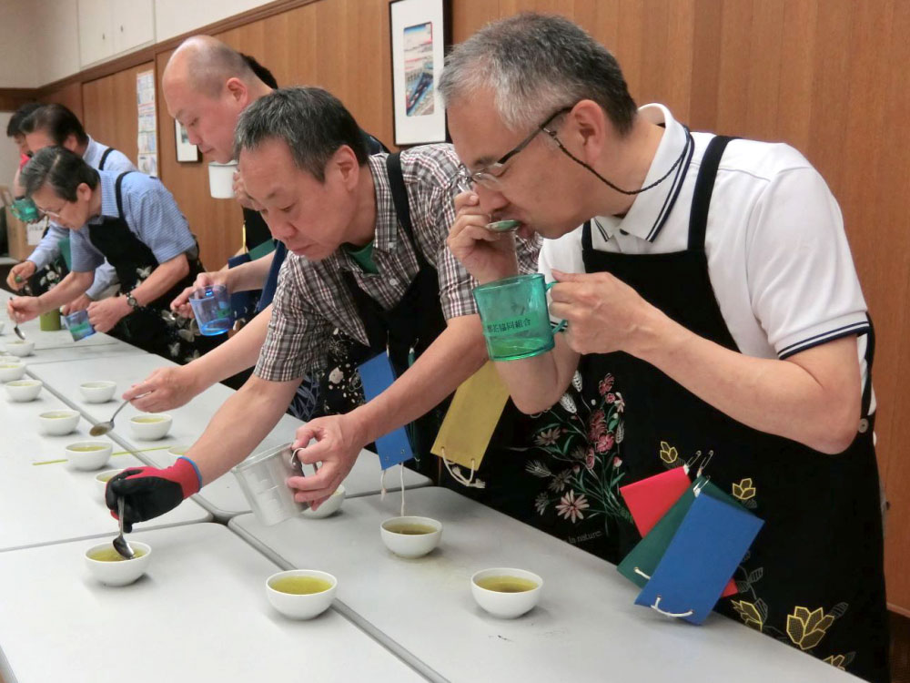 写真：茶を審査する様子