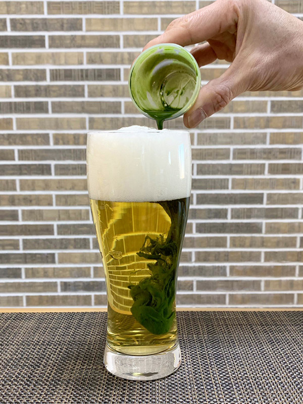 写真：抹茶を注ぐ様子