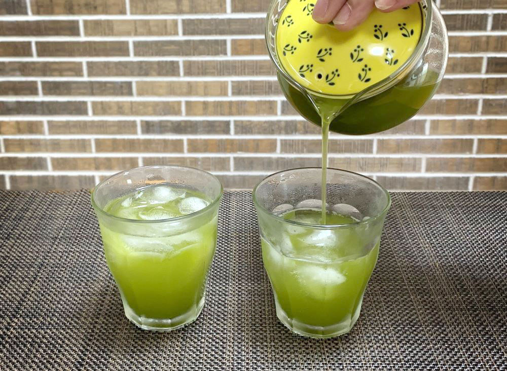 写真：水出し緑茶を淹れる様子