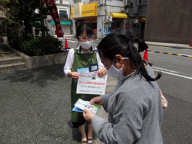 写真：PRする日本茶インストラクター