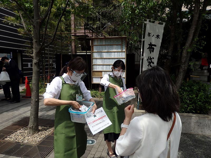 写真：PRする日本茶インストラクター