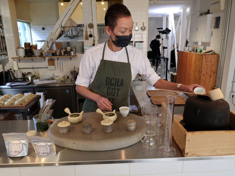 写真：お茶を淹れるスタッフ