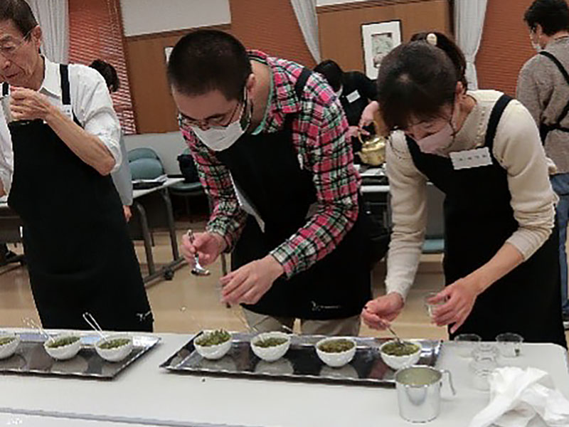 写真：お茶を観察する参加者の様子