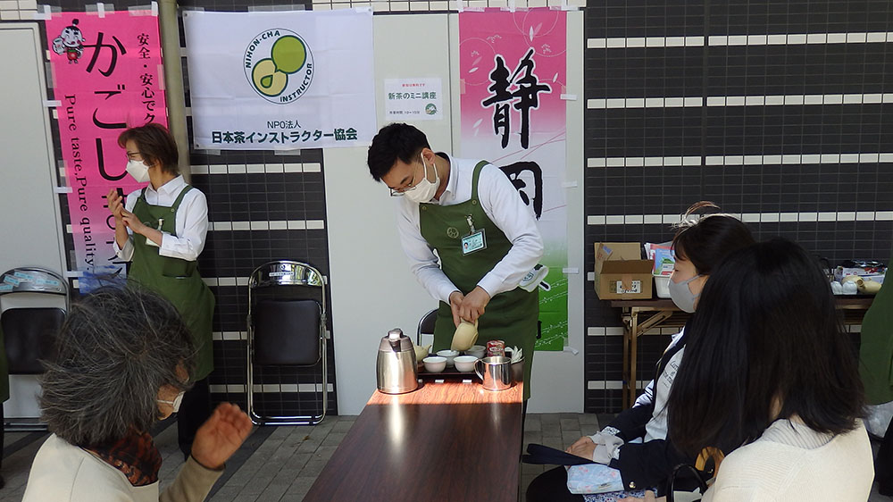 写真：日本茶インストラクターがお茶を入れる様子