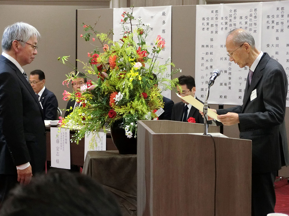 写真：表彰状の授与