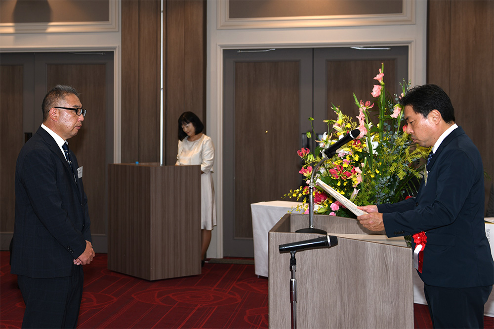 写真：感謝状授与の様子