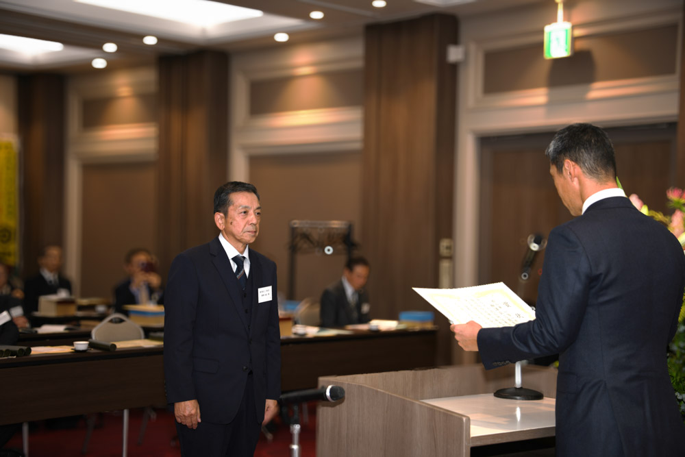 写真：表彰状を受け取る柳澤氏