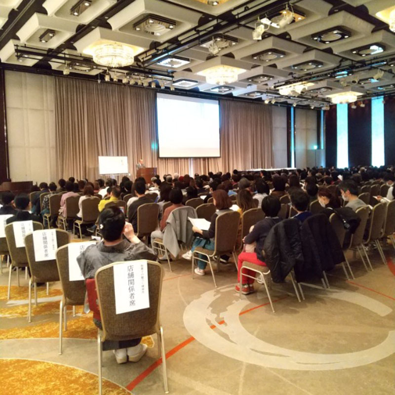 写真:お話に聞き入る聴衆