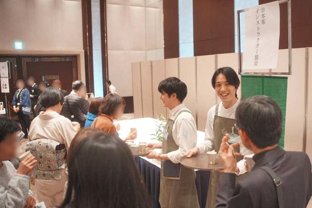 写真:インストラクターによる呈茶