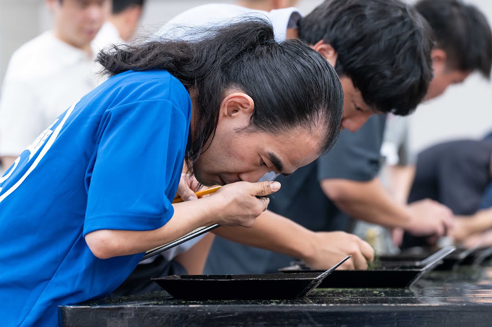 茶葉の香りを確かめる選手