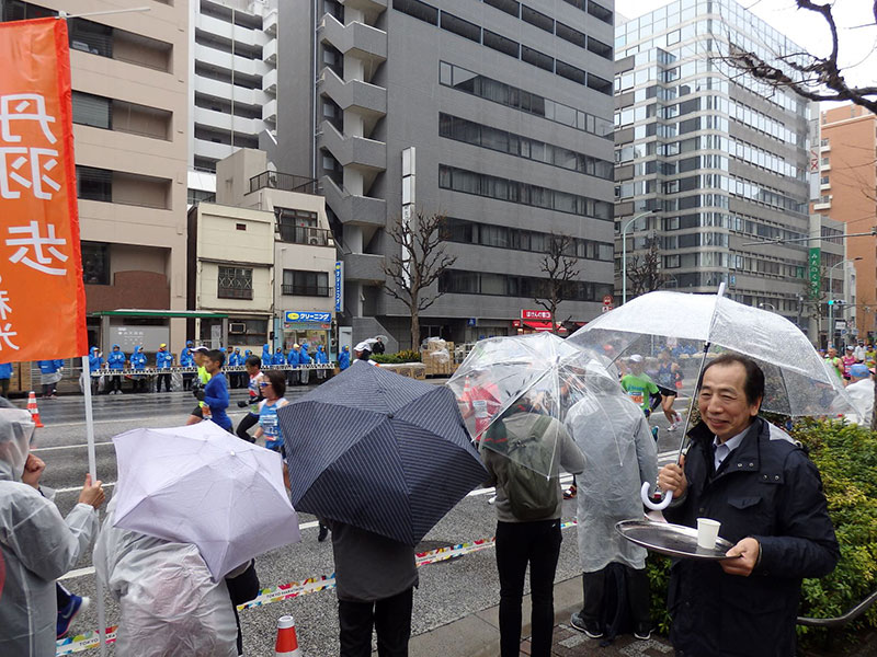 写真：雨の沿道