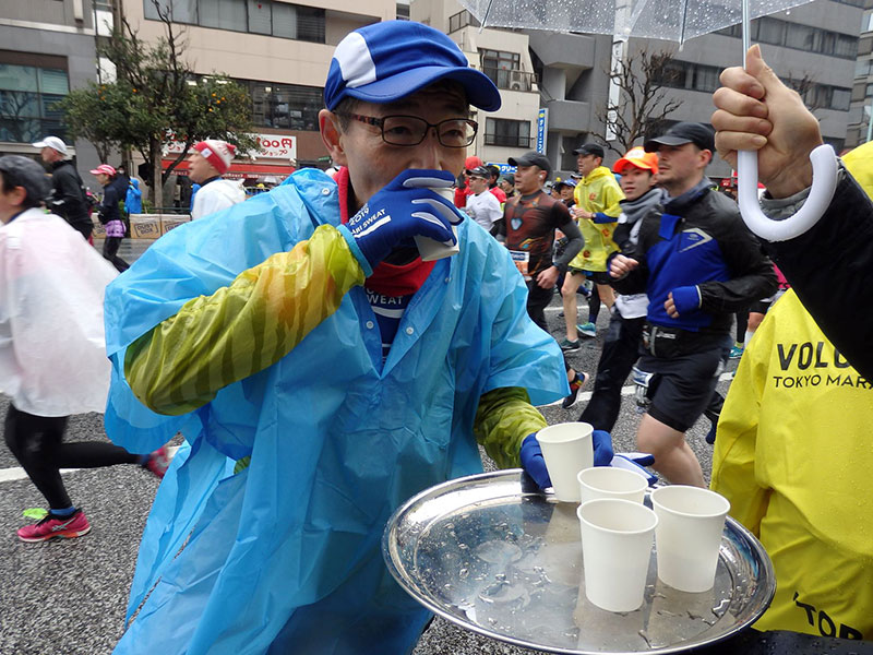 写真：茶を飲む鈴木理事