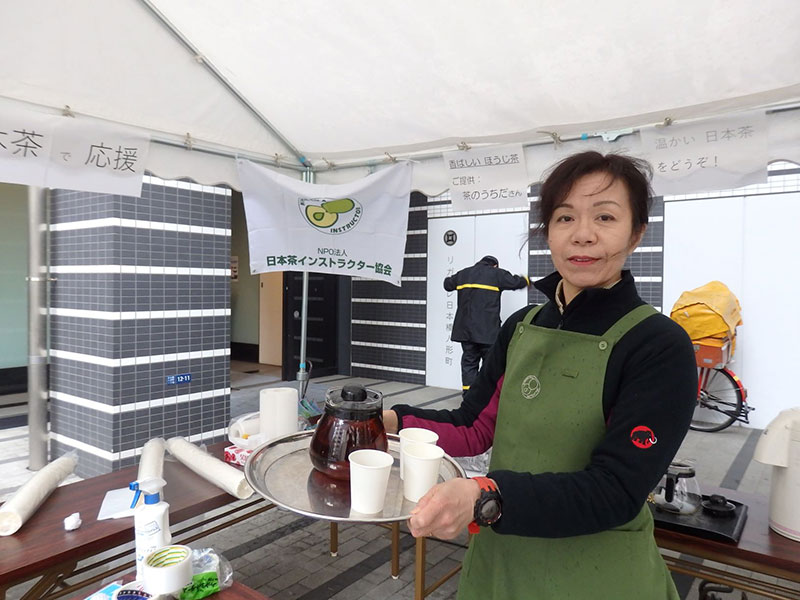 写真：熱々のほうじ茶を用意